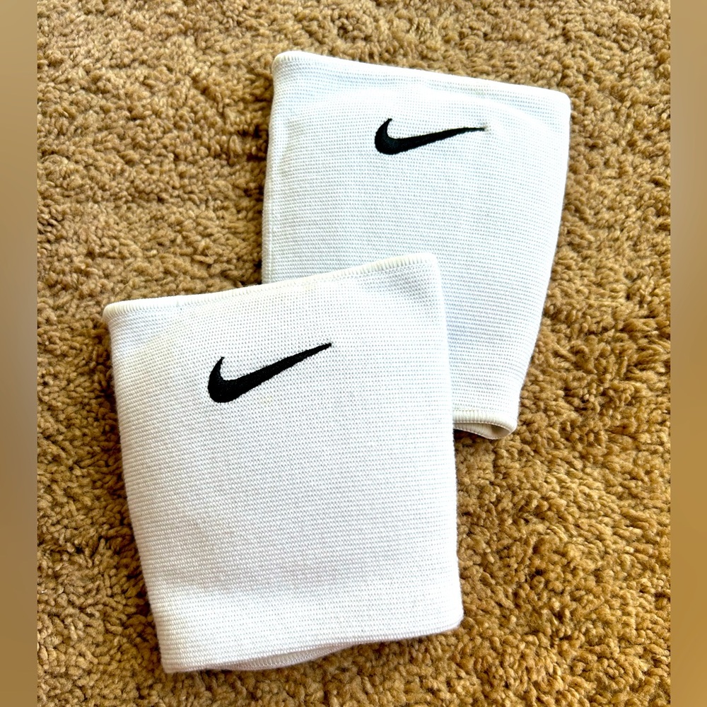 Nike essential volleyball kneepads- white medium